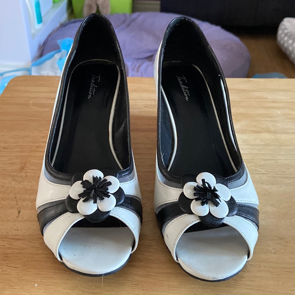 Peep toe shoes